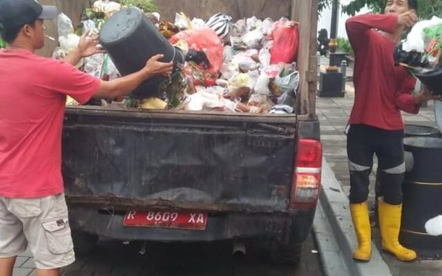 Perayaan Tahun Baru 2025 di Banyumas, Tinggalkan Puluhan Ton Sampah