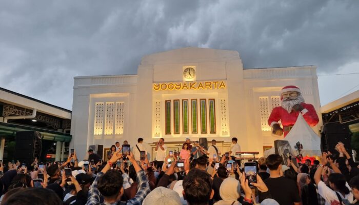 Calon Penumpang Kereta Nyanyi bersama Maliq & D’Essentials di Stasiun Yogyakarta