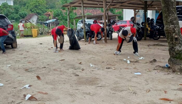 Komunitas Relawan KPKC Petrus Kanisius Reresik Sampah Pantai Sadranan