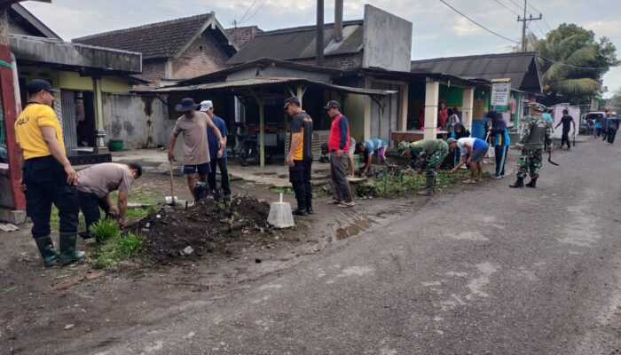 Aksi Bersih Forkopimka Krembung, Antisipasi Cuaca Ekstrem, Cegah Banjir