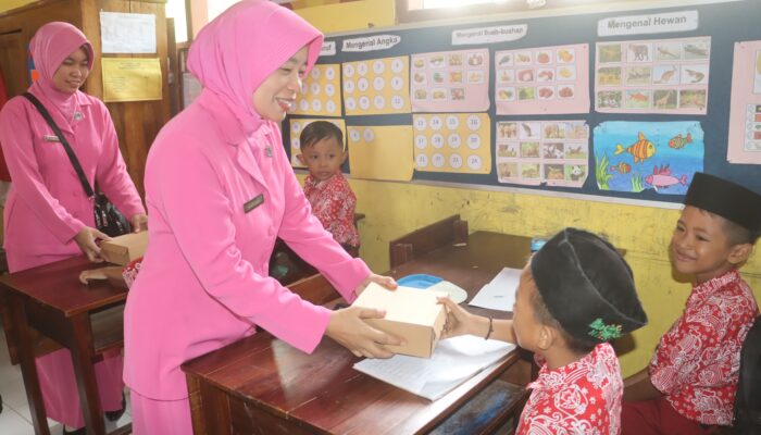 Dukung Program Asta Cita, Polres Probolinggo Bagikan Makanan Bergizi kepada Siswa Sekolah Dasar