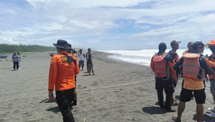 Perahu Pencari Ikan Dihantam Ombak di Pantai Congot, Tekong Tewas dan ABK Hilang