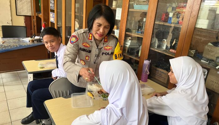 Dukung Program Asta Cita, Polda Sumsel Bagikan Makanan Bergizi