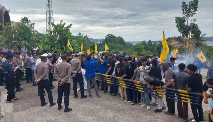 Ratusan Mahasiswa Geruduk Polda Sulbar, Tuntut Pecat dan Penjarakan Oknum Polisi Bermental Preman