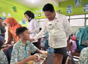 Plt. Bupati Sidoarjo dan Gubernur Jatim Terpilih Tinjau Program Makan Bergizi Gratis