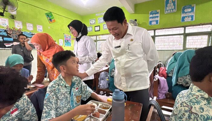 Plt. Bupati Sidoarjo dan Gubernur Jatim Terpilih Tinjau Program Makan Bergizi Gratis