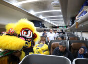 Penumpang KA di Dalam Kereta Pun Dihibur Barongsai
