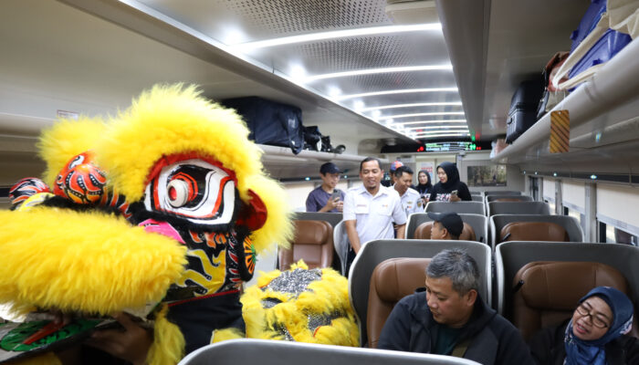 Penumpang KA di Dalam Kereta Pun Dihibur Barongsai