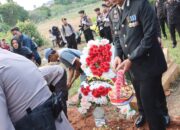 Kapolres OKU Timur Pimpin Prosesi Pemakaman Almarhum AKP Dwi Hendro Saputro