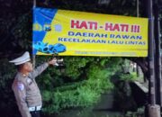 Polisi Pasang Banner Peringatan di Jalur Rawan Kecelakaan Jalan Raya Trosobo