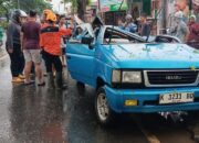 Mobil Panther Tertimpa Pohon Tumbang di Jalan Kedungpane, 5 Orang Luka-luka