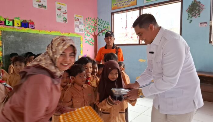 Dukung Gizi Anak, Reno Handoyo Gelar Makan Bergizi Gratis di Sekolah Dasar
