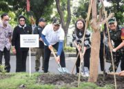 Dukung Ruang Hijau, Mitra Keluarga dan Plt. Bupati Sidoarjo Tanam 125 Pohon Pule