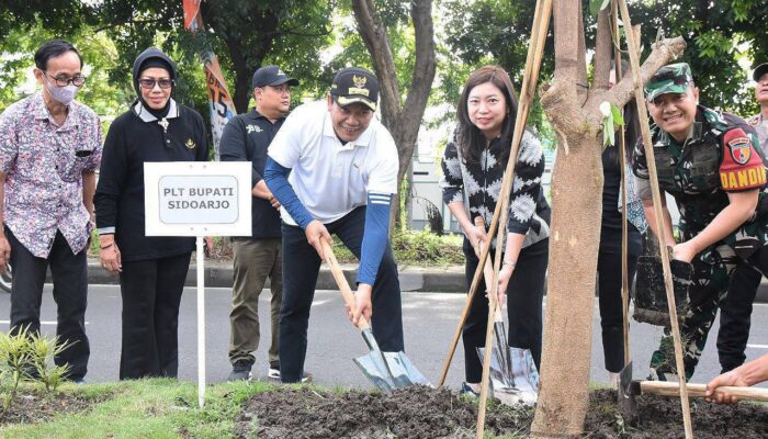 Dukung Ruang Hijau, Mitra Keluarga dan Plt. Bupati Sidoarjo Tanam 125 Pohon Pule