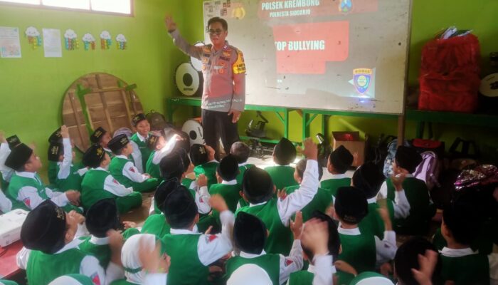 Polisi Beri Edukasi Bahaya Bullying dan Bijak Bermedia Sosial di MI Mambaul Ma’arif