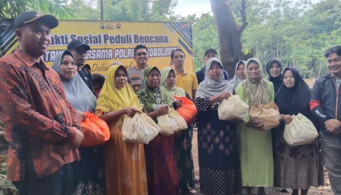 HPN Ke-79, Wartawan dan Kapolres Probolinggo Salurkan Ratusan Paket Sembako untuk Warga Terdampak Banjir