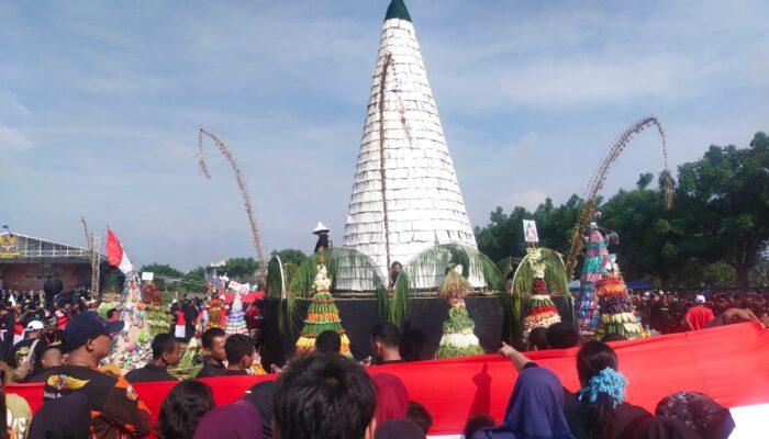 Gunungan Tempe, Tradisi Ikonik yang Terus Berkembang di Sendengan Mijen