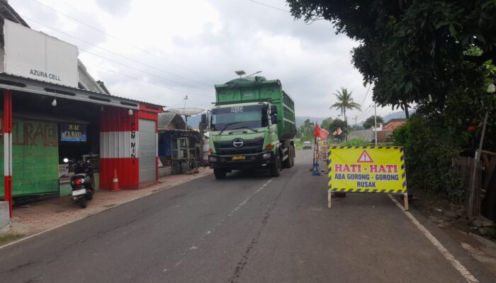 Jalan Raya Arak-Arak Bondowoso Ambrol, Diduga Akibat Truk Tambang Overload