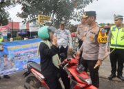 Kapolres Empat Lawang Bagikan Helm, Ajak Masyarakat Lebih Peduli Keselamatan