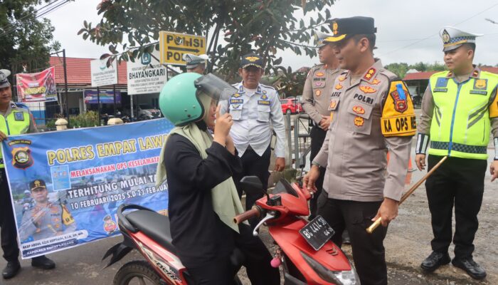 Kapolres Empat Lawang Bagikan Helm, Ajak Masyarakat Lebih Peduli Keselamatan
