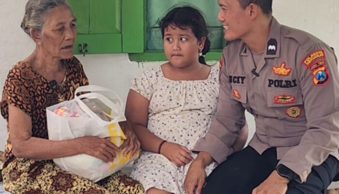 Menanam Kebaikan Sejak Dini, Bhabinkamtibmas Tulangan Ajak Putrinya Peduli Lansia