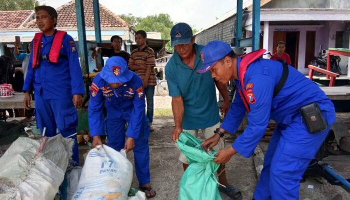 Satpolairud Polresta Sidoarjo dan Nelayan Bersinergi Bersihkan Pesisir Tlocor, Cegah Banjir & Jaga Ekowisata