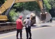 Batu Besar Longsor ke Jalan Pantura di PLTU Paiton, Diduga Akibat Getaran Proyek Tol Probowangi