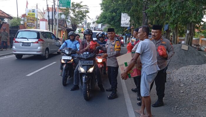Polsek Krian Bagikan Takjil dan Buka Bersama Abang Becak