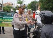 Polres Probolinggo Bagikan Takjil Gratis Sambil Edukasi Keselamatan Lalu Lintas
