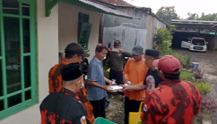 Pemuda Pancasila Ranting Bobosan, Bagikan Nasi Kotak dan Takjil