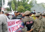Polres Lahat Amankan Unjuk Rasa Perangkat Desa, Wakil Bupati Janji Tindaklanjuti Tuntutan