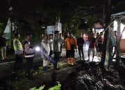 Polisi dan BPBD Probolinggo Sigap Evakuasi Warga Banjir Krejengan, Bagikan Makanan Sahur