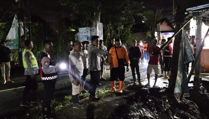 Polisi dan BPBD Probolinggo Sigap Evakuasi Warga Banjir Krejengan, Bagikan Makanan Sahur