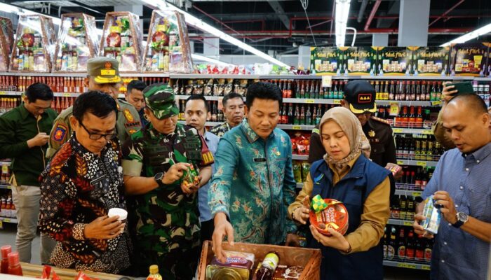 Jelang Lebaran, Forkopimda Sidoarjo Sidak Supermarket untuk Pastikan Keamanan Produk