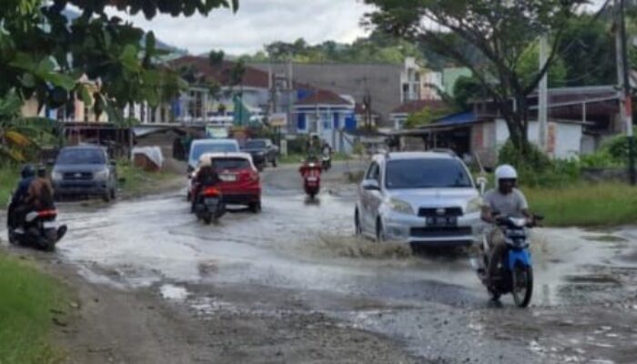 Jalan Martadinata Mamuju Tergenang Lumpur, Warga Minta Perbaikan Segera