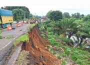 Longsor di Muara Beliti, Rumah Warga Amblas ke Jurang – Kendaraan Besar Dialihkan