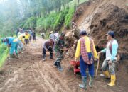 Tanggap Darurat! Polsek Sumber, TNI, dan BPBD Gerak Cepat Atasi Longsor di Probolinggo