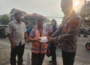 Berbagi Berkah Ramadan, Polsek Gedangan Bagikan Takjil dan Stiker Hotline Polri 110 untuk Pemudik