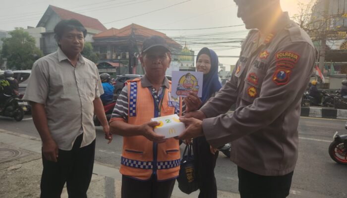 Berbagi Berkah Ramadan, Polsek Gedangan Bagikan Takjil dan Stiker Hotline Polri 110 untuk Pemudik