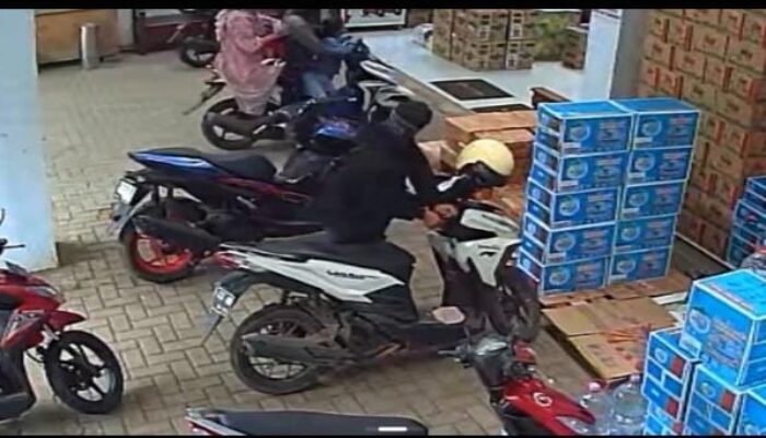 Aksi Curanmor di Siang Bolong Gagal Berkat CCTV, Pelaku Kabur Panik