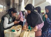 Unisa Bagikan Paket Sembako ke Warga Sekitar Kampus