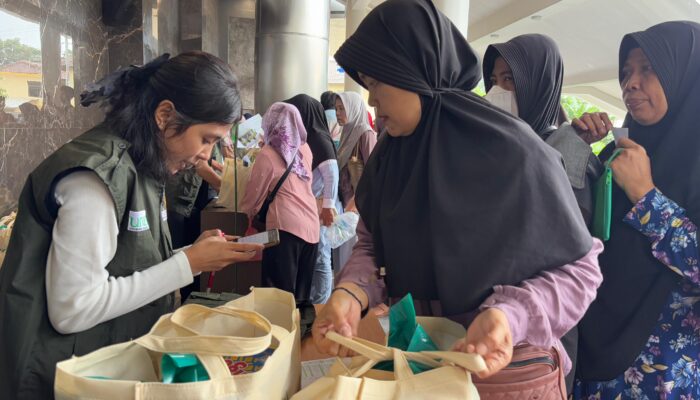 Unisa Bagikan Paket Sembako ke Warga Sekitar Kampus