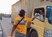 Komunitas Sopir Truk Nganjuk Berbagi Ribuan Takjil dan Uang di Bulan Ramadan