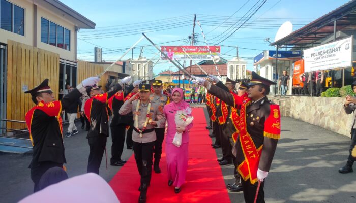 Kapolres Lahat AKBP Novi Edyanto Disambut dengan Tradisi Pedang Pora