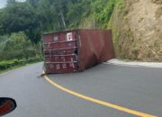 Hilang Kendali, Satu Unit Mobil Kontainer Terguling di Jl. Trans Sulawesi