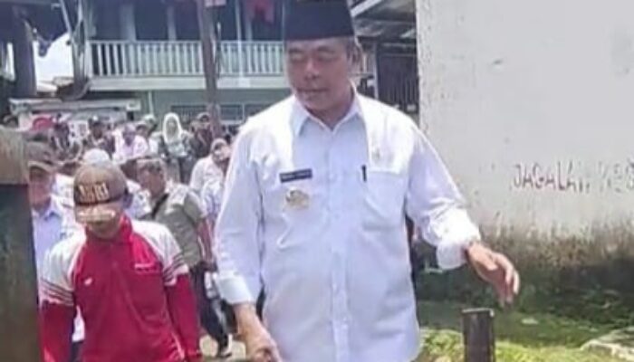 Bupati Lahat Bursah Zarnubi Tinjau Irigasi Rusak di Desa Tanjung Payang
