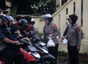 Peringati Hari Perempuan Sedunia, Polwan Polresta Banyumas Bagikan 100 Paket Takjil
