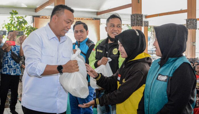 Peduli Warga, Bupati dan Wabup Situbondo Bagikan Sembako untuk Abang Becak, Ojol, dan Seniman