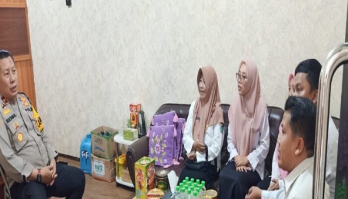 Kapolsek Taman Sambut Hangat Kunjungan Halal Bihalal dari SDN Wonocolo 1