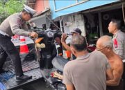Motor Mogok di Tengah Hujan, Pemudik Ini Dapat Bantuan Tak Terduga dari Polisi